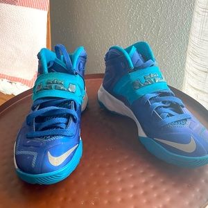 Lebrons- sz 4 boys/sz 6 womens